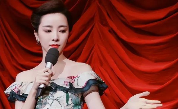 李念念念念辞央视转战直播，卖货女皇路线粗重，背后尽力鲜为东说念主知