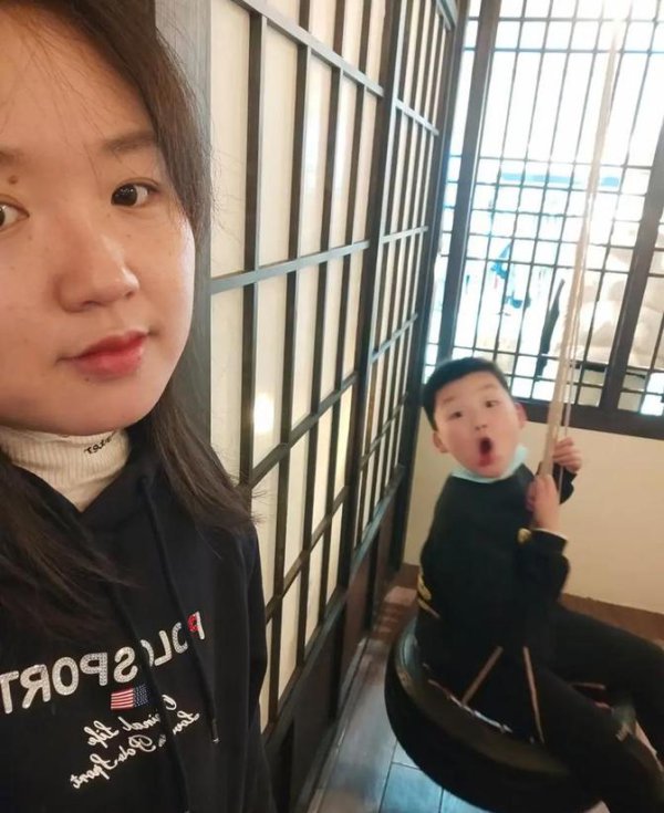 出差宾馆趣事：口头上热搜，网友指摘把老王笑成戎马俑