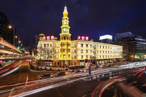 “演员一瞥身，风吹我脸上”！花上几百元，暑期这里年青东谈主扎堆